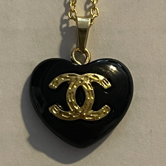 Channel zipper pull. Black heart with gold tone CC. Approximately sz of Quarter. - Picture 8 of 9